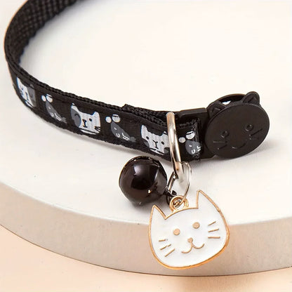 Detalhe do pingente de gatinho da coleira para gatos