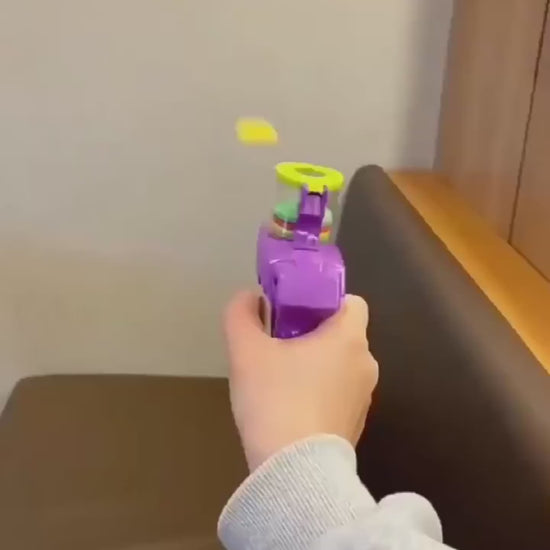 Brinquedo para gatos lançador de discos sendo usado disparando disco