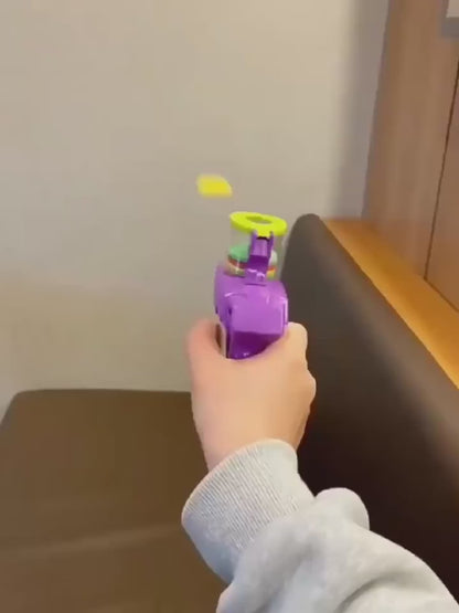Brinquedo para gatos lançador de discos sendo usado disparando disco