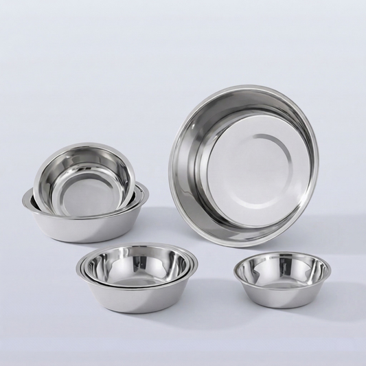 Comedouros inox vários tamanhos em fundo neutro