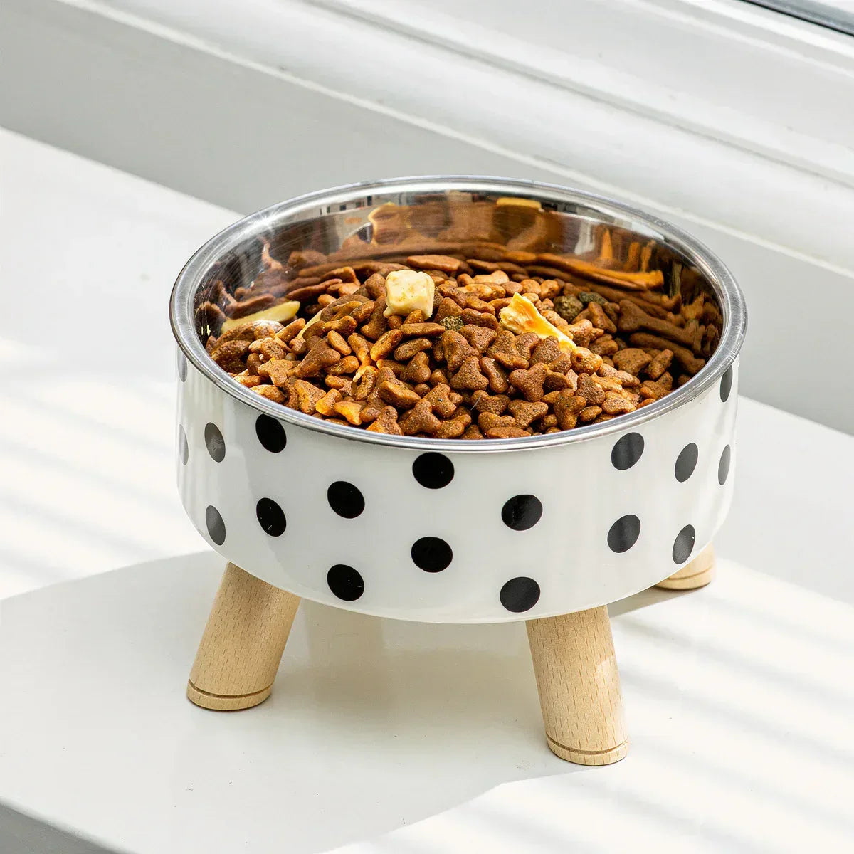 Comedouro para gatos elevado com estampa de bolinhas e tigela de inox