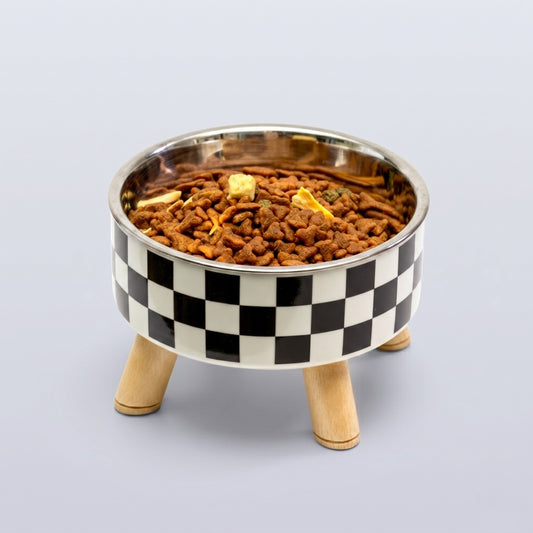 Tigela para gatos inox em fundo neutro